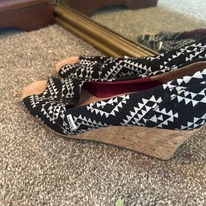 Black and white designed wedge heels